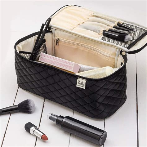 18 Best Makeup Bags .